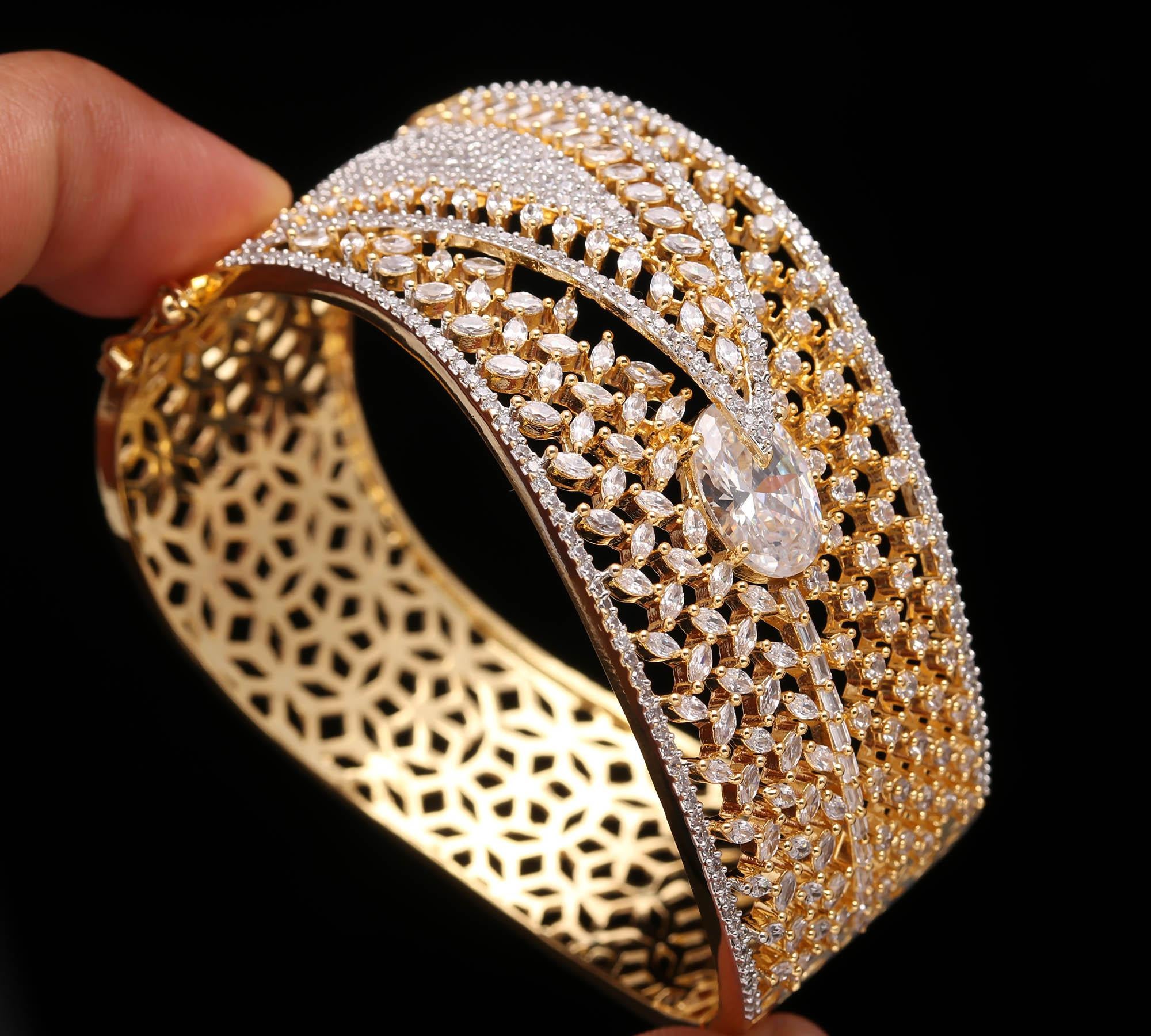 Exquisite Gold-Plated Diamond-Cut Bangle for Women – Luxury Bridal & Party Jewelry